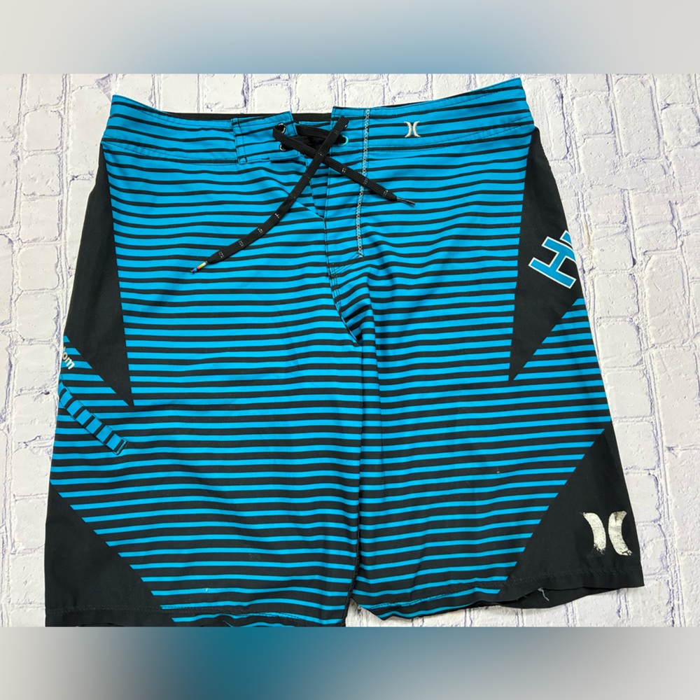 HURLEY men’s size 35 board shorts in excellent condition